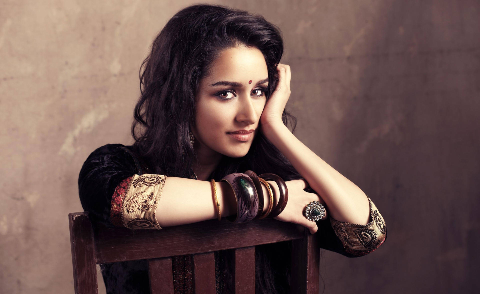 Caption: Aashiqui 2's Arohi Engaged In A Passionate Modeling Shot. Background