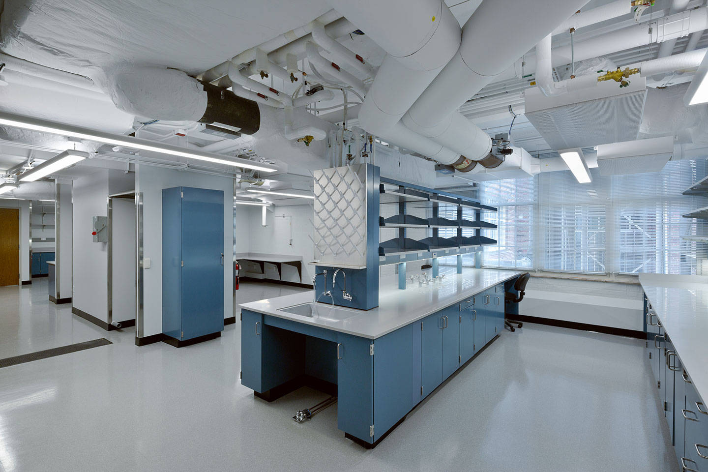 Caption: Advanced Laboratory At Case Western Reserve University Background