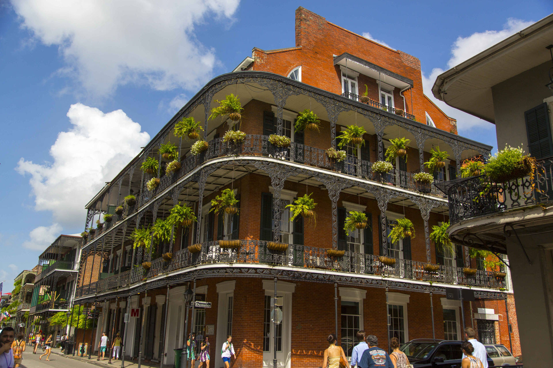 Caption: Aesthetic Charm Of French Quarter: A Close-up View Of A Famous House In New Orleans Background