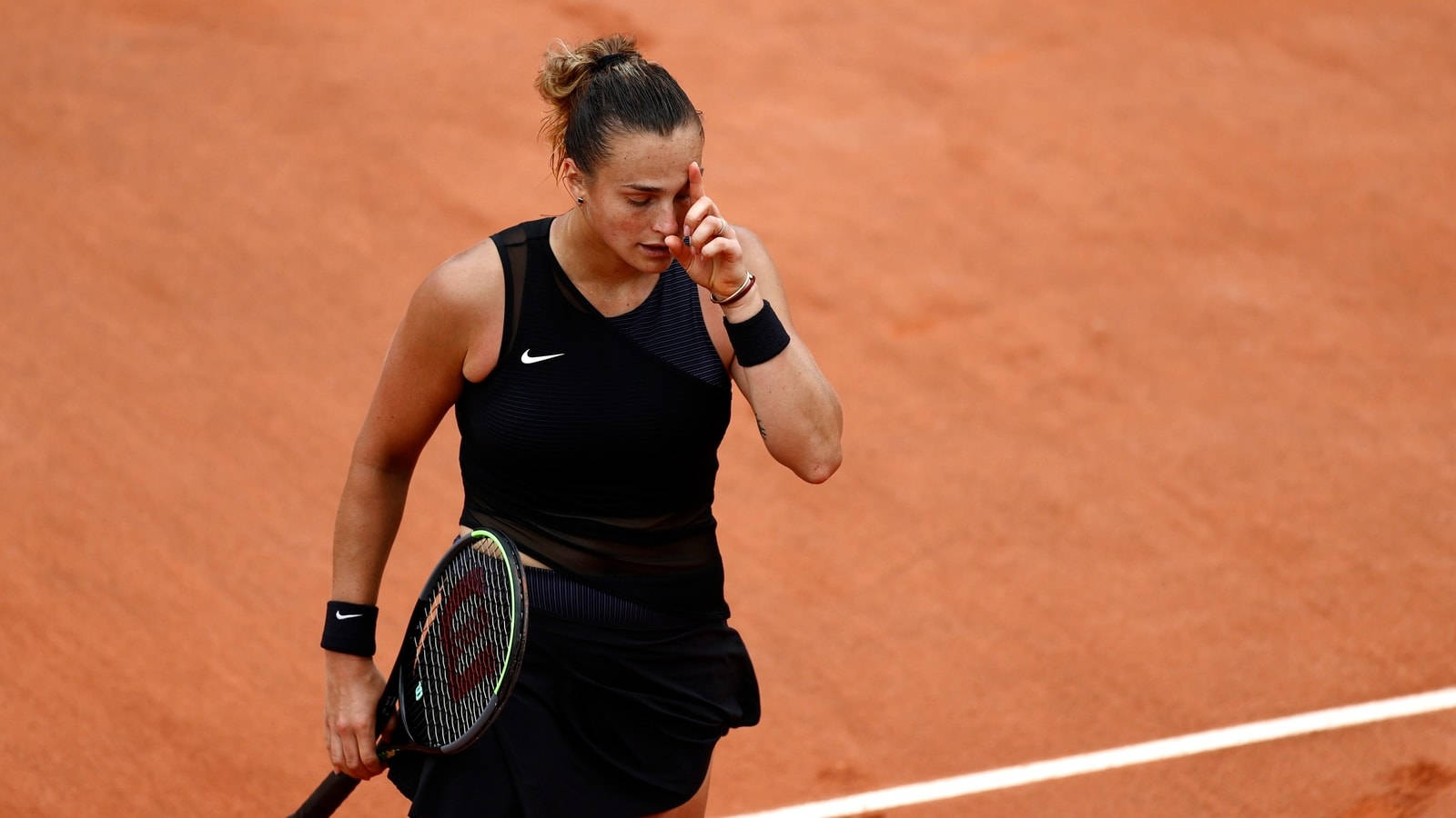 Caption: Aryna Sabalenka In An All-black Attire Background