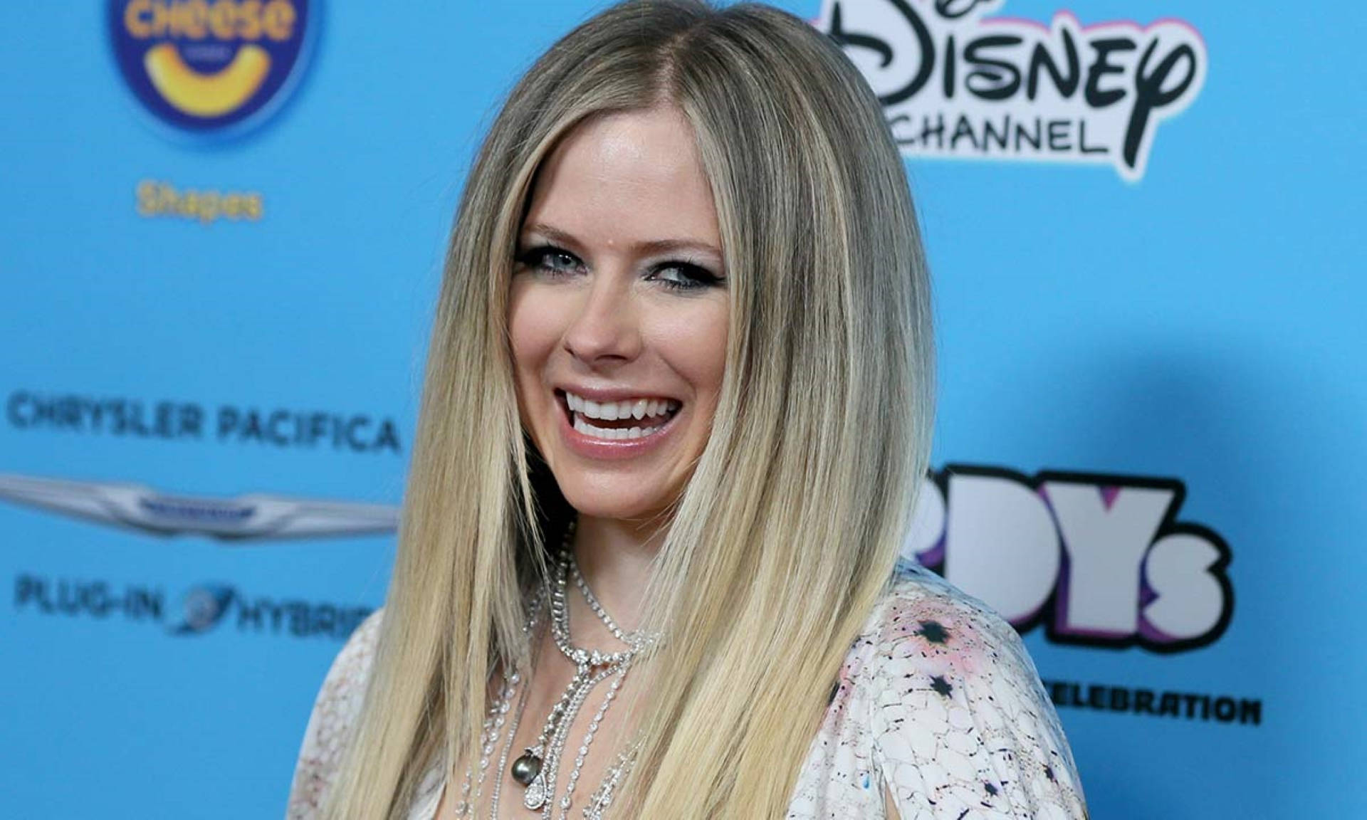 Caption: Avril Lavigne At The 2019 Ardys Red Carpet Background