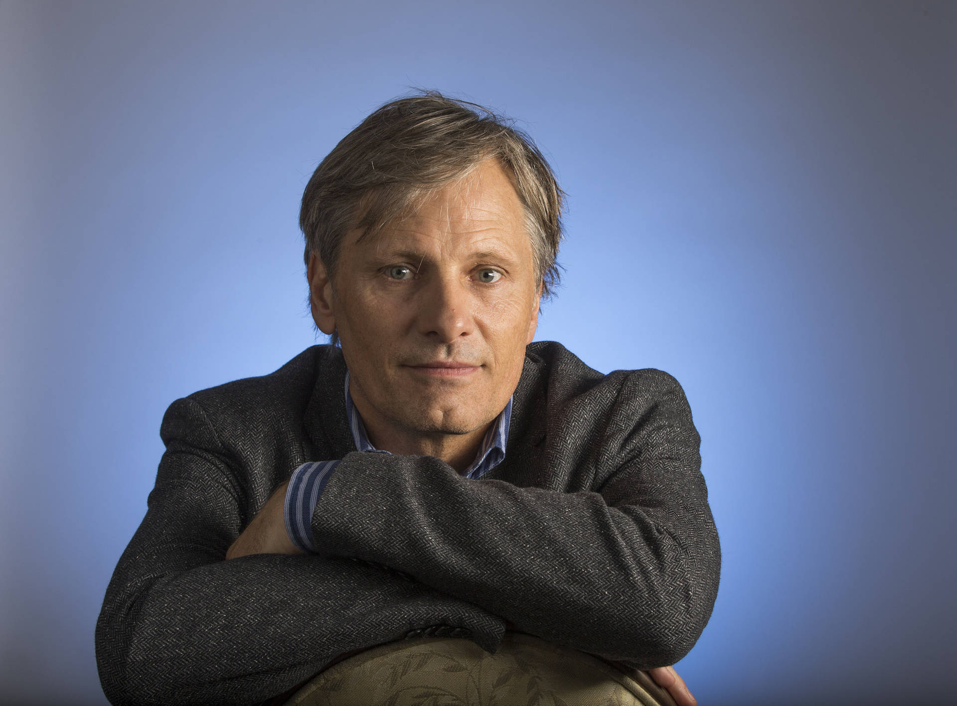 Caption: Award-winning Hollywood Actor Viggo Mortensen In A Los Angeles Times Photoshoot. Background