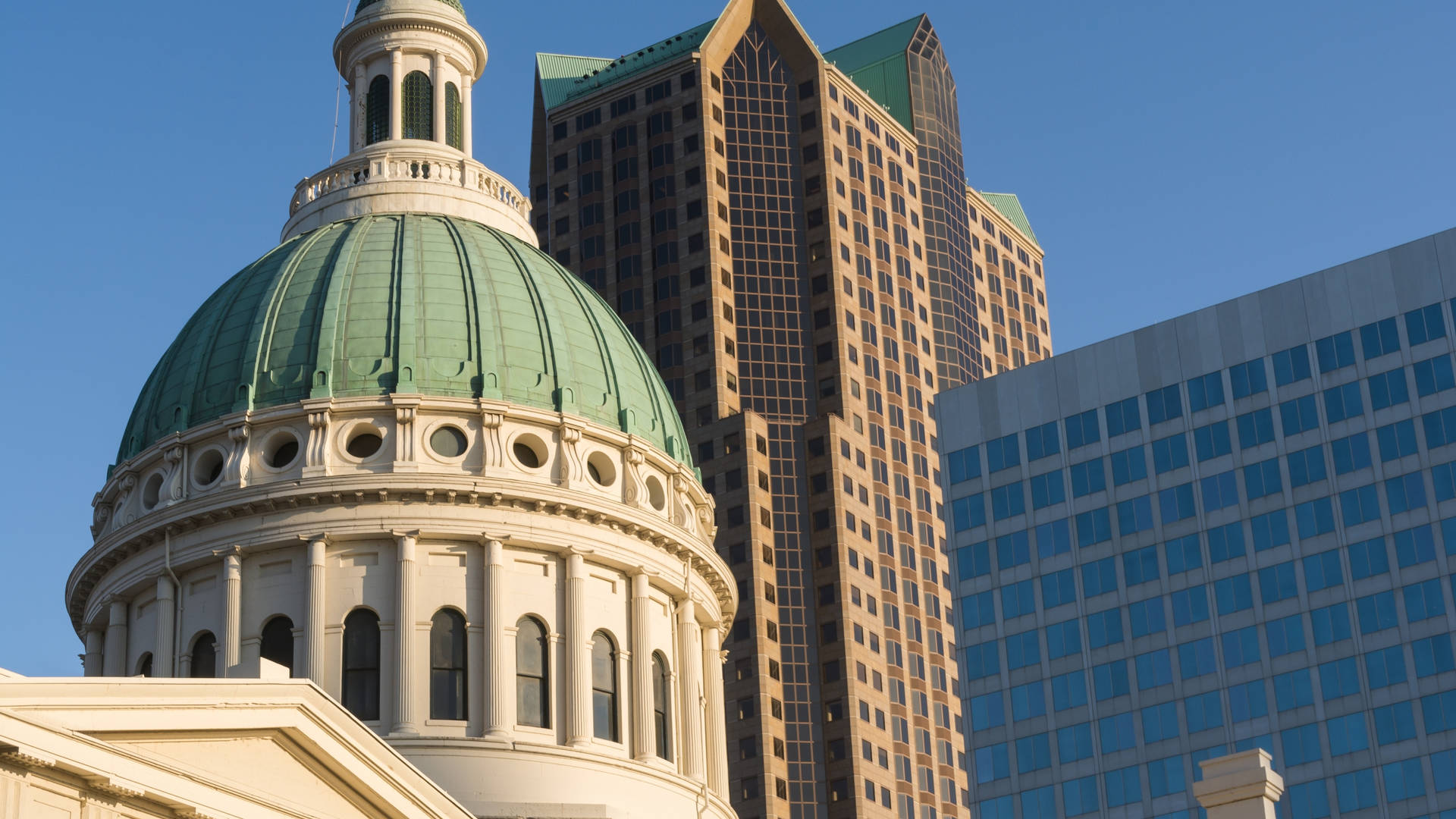 Caption: Awe-inspiring View Of The St. Louis Arch And Old Courthouse Background