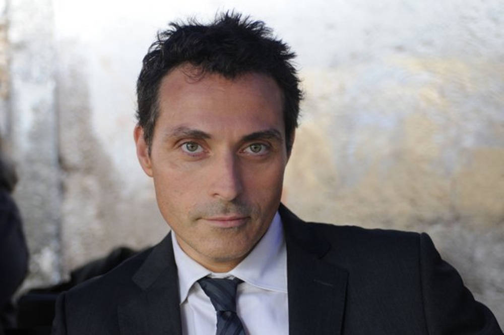 Caption: British Actor Rufus Sewell With Short Black Hair