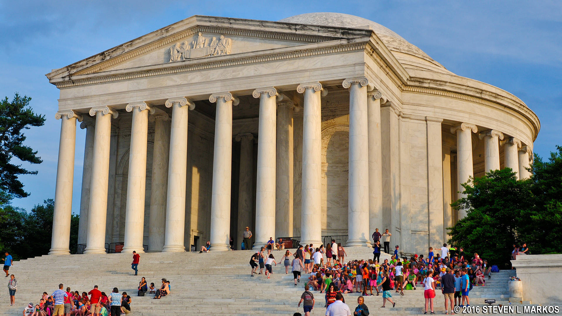 Caption: Buzzing Crowd At The Jefferson Memorial