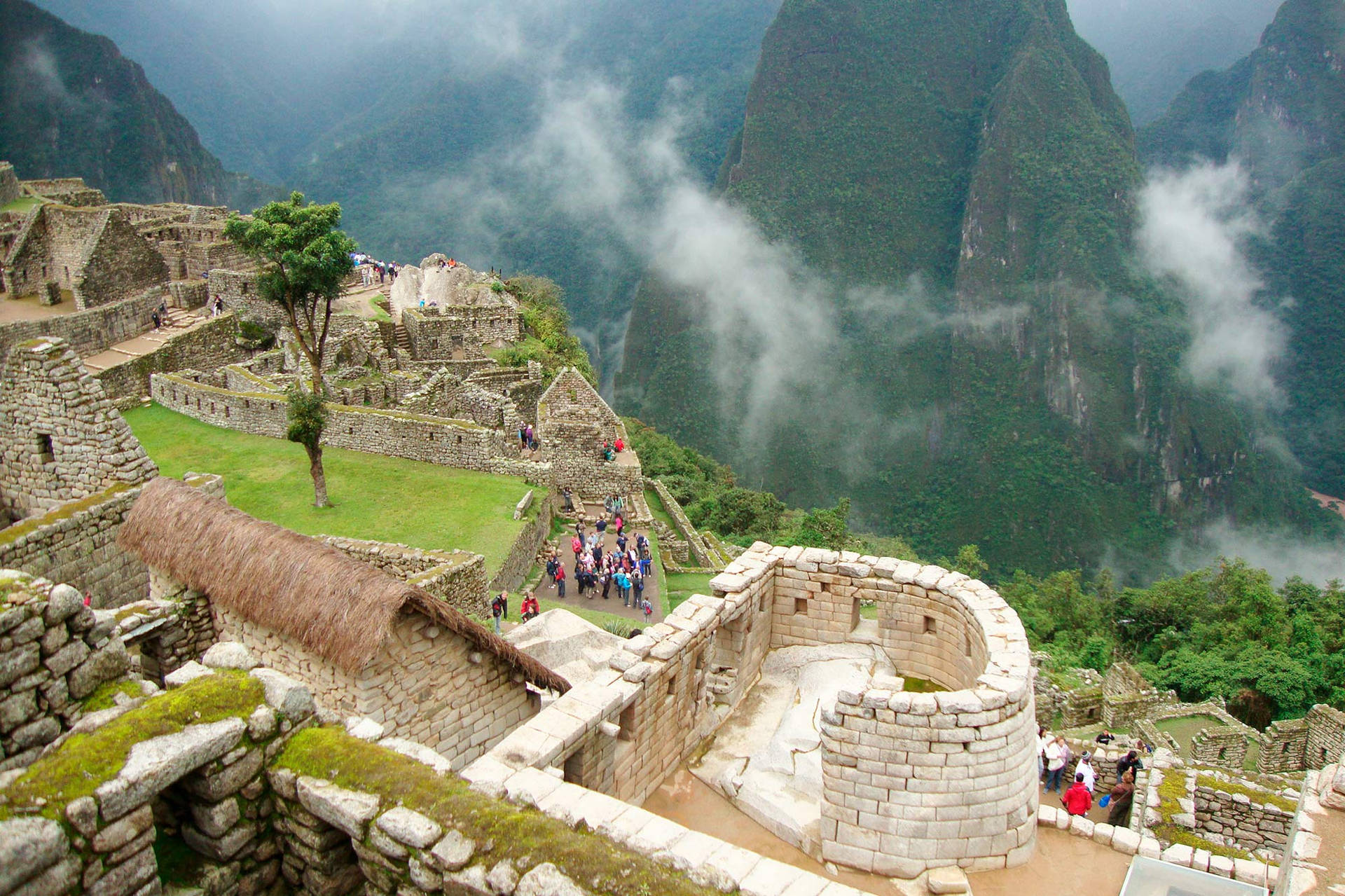 Caption: Captivating Sunrise Over The Temple Of The Sun In Machu Picchu