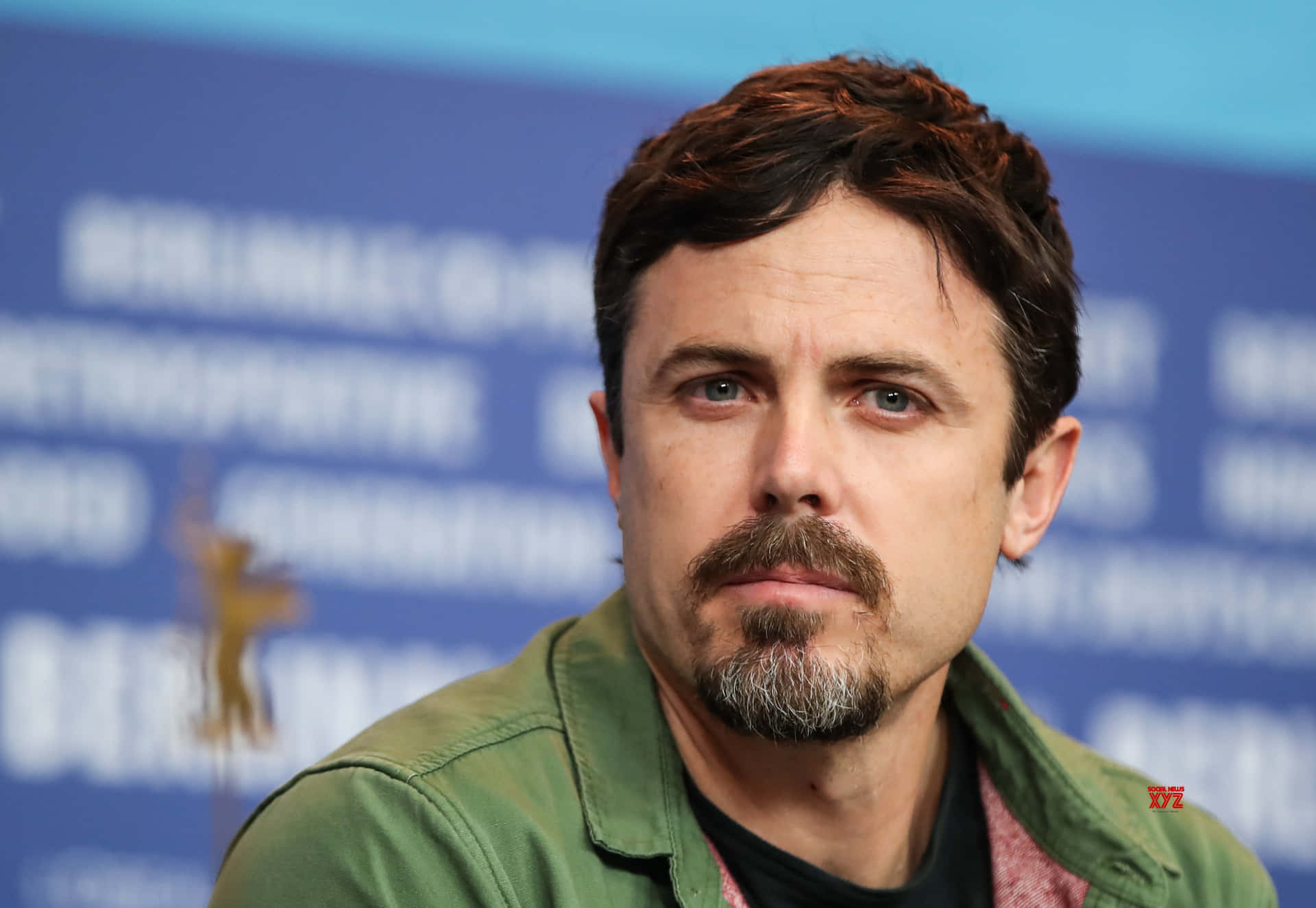 Caption: Casey Affleck In A Casual Posture Background