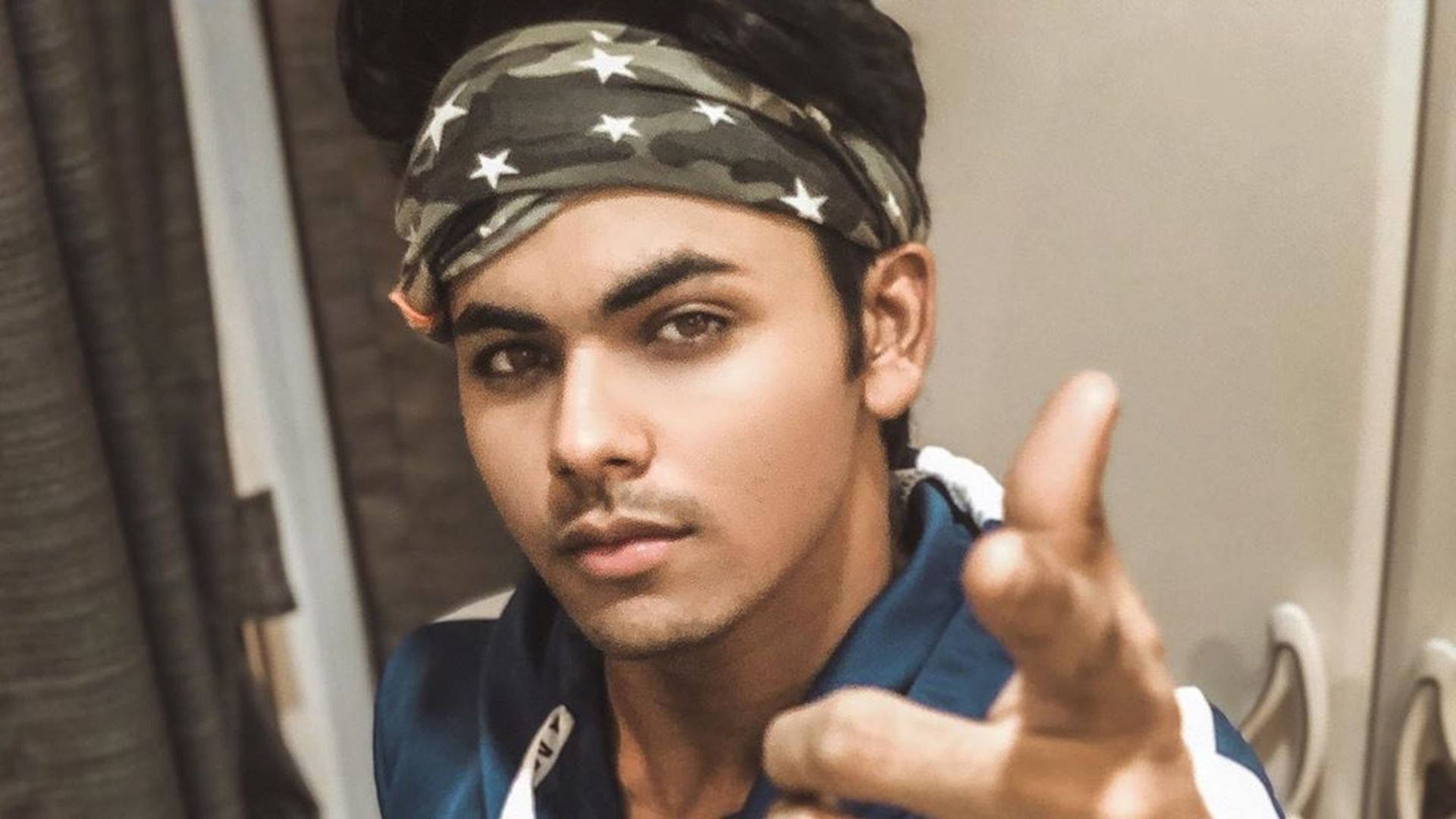 Caption: Charismatic Siddharth Nigam In Bandana Style Background