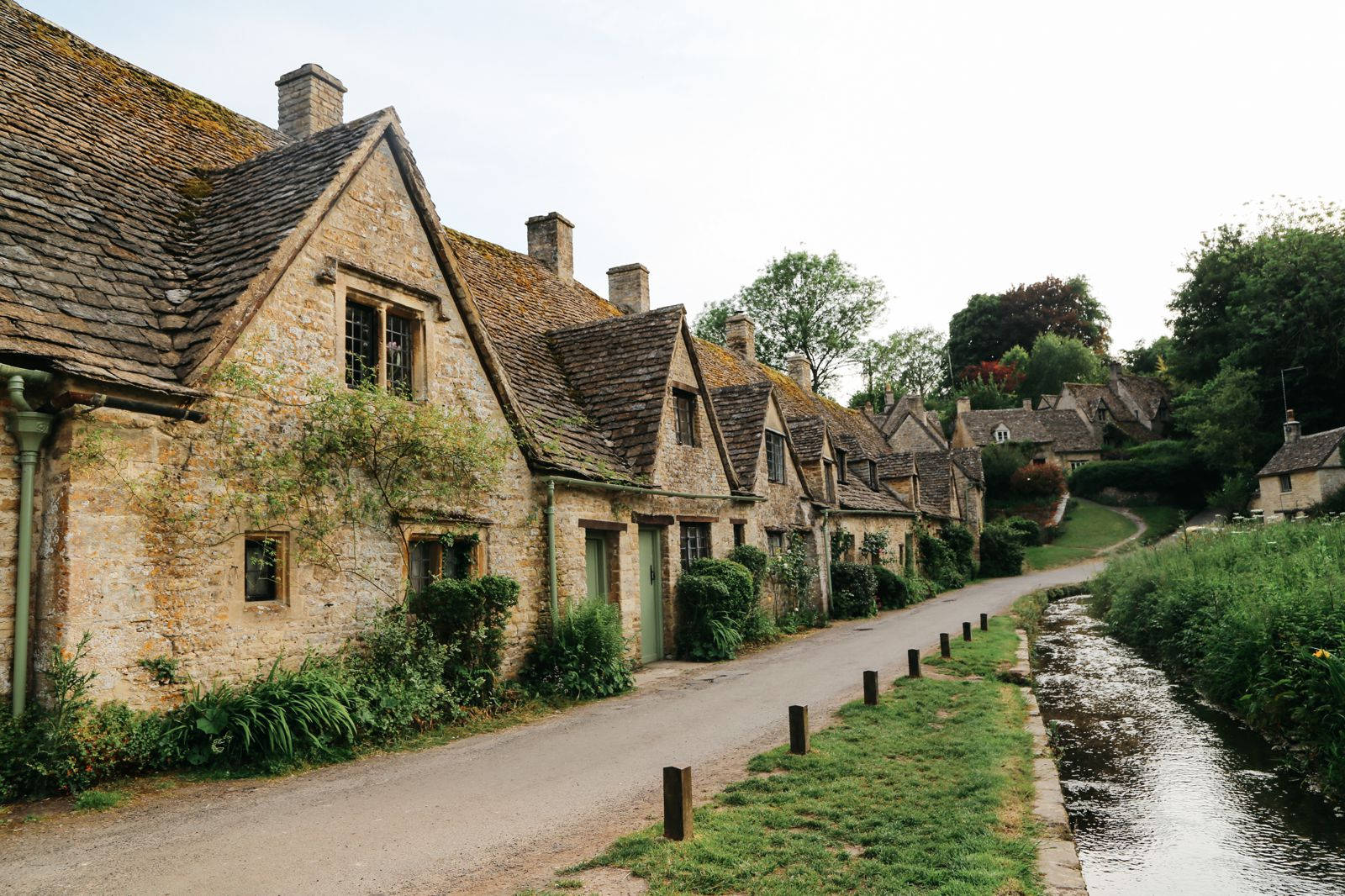 Caption: Charming Cottage Core Houses In The Uk Background