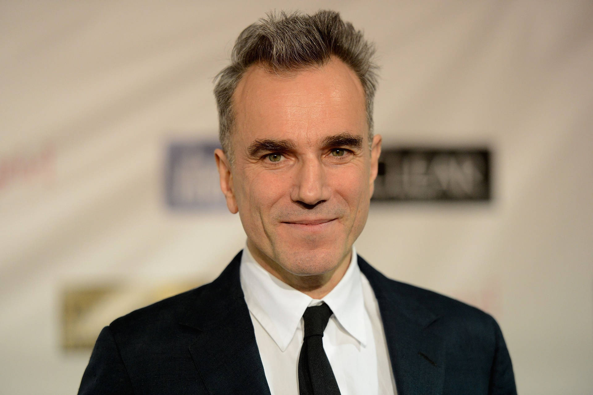 Caption: Daniel Day-lewis In A James Bond Style Background