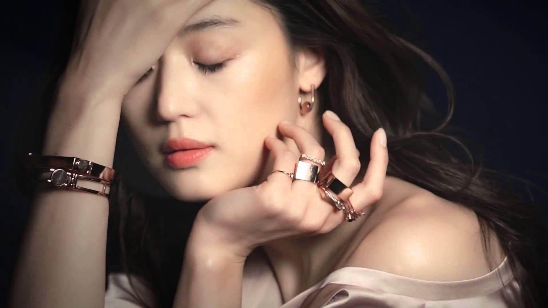 Caption: Elegant Jun Ji Hyun Modeling Glamorous Jewelry Background