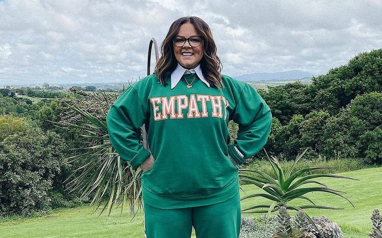 Caption: Elegant Melissa Mccarthy At An Event Background