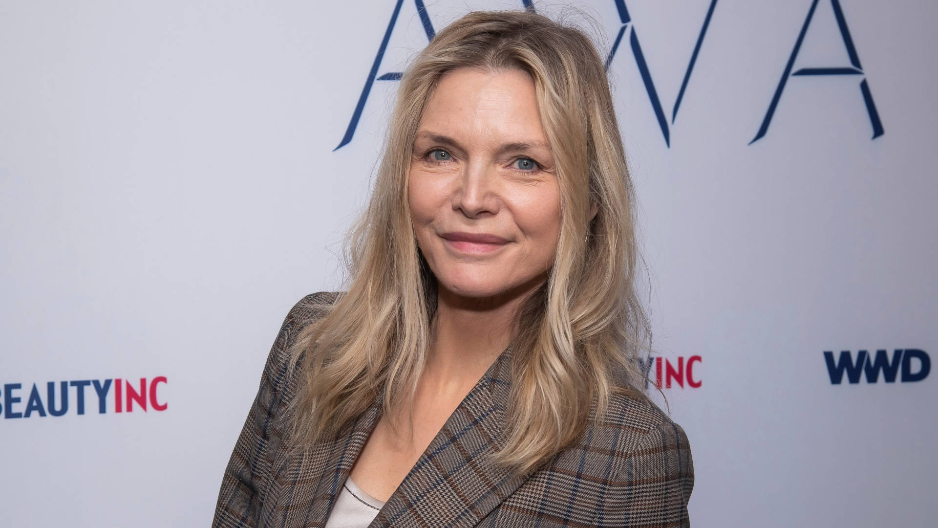 Caption: Elegant Michelle Pfeiffer In Navy Gown Background