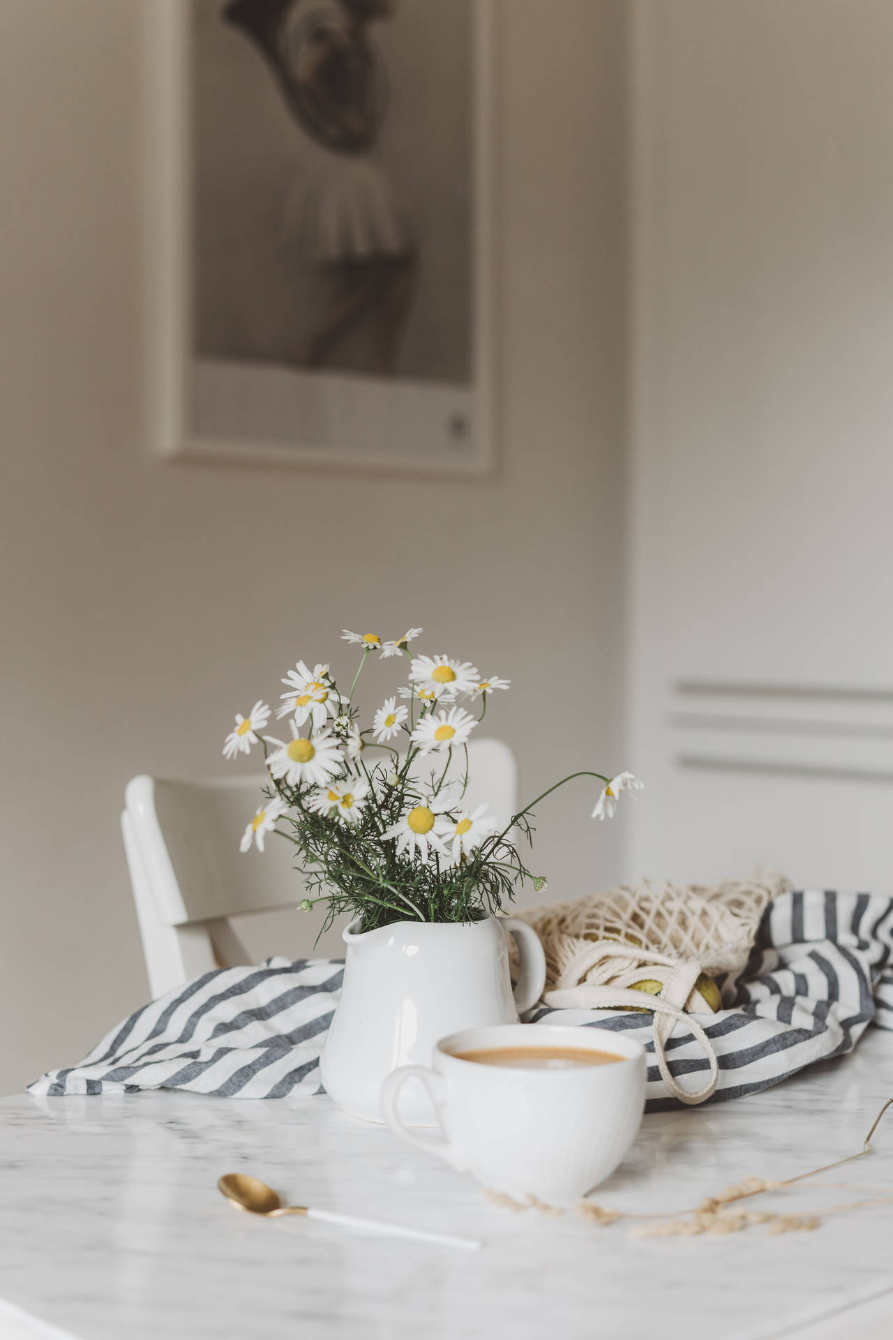 Caption: Elegant White Dining Room Decorated In A Daisy Aesthetic