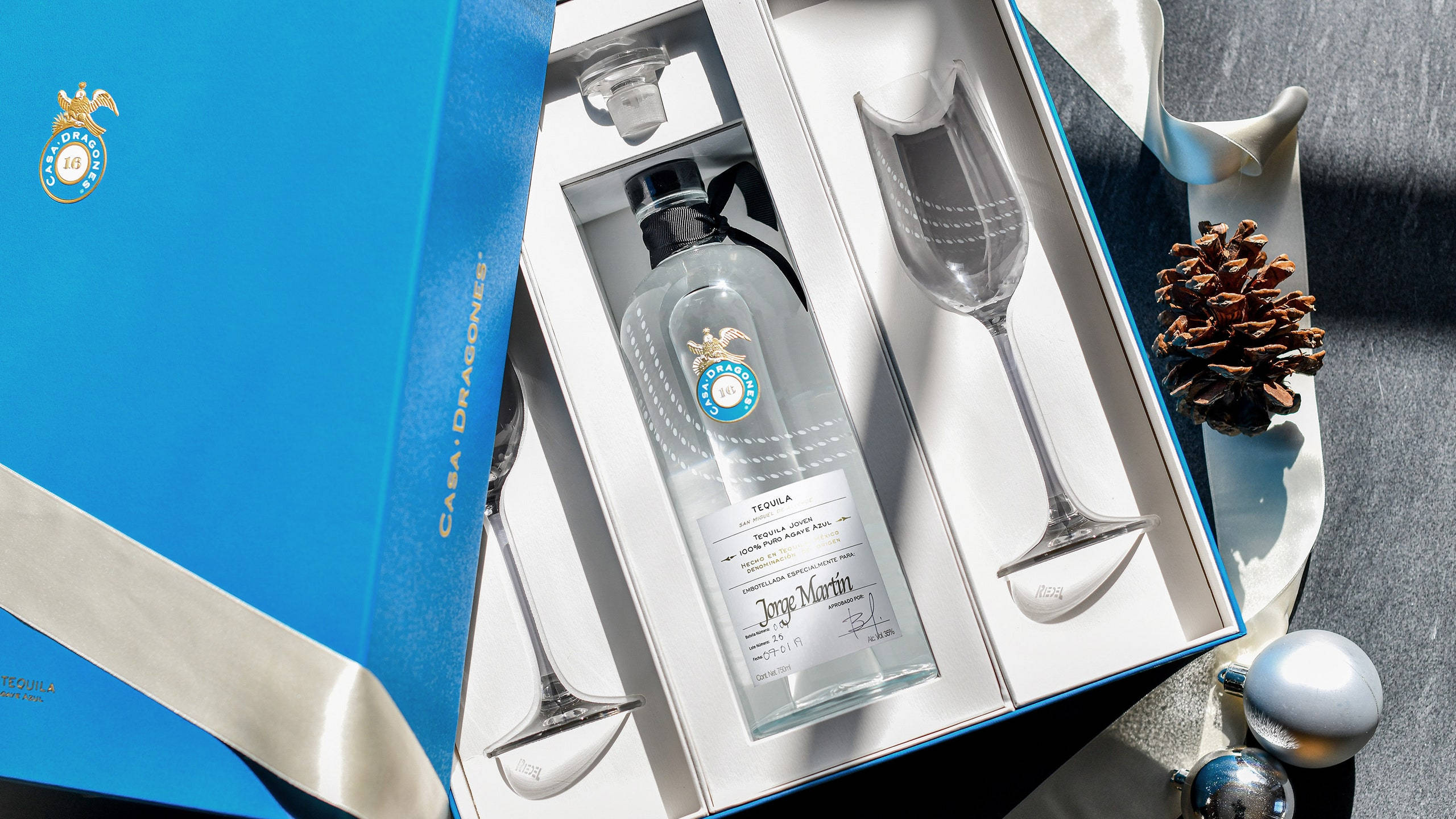 Caption: Exquisite Casa Dragones Joven Tequila Gift Set Background