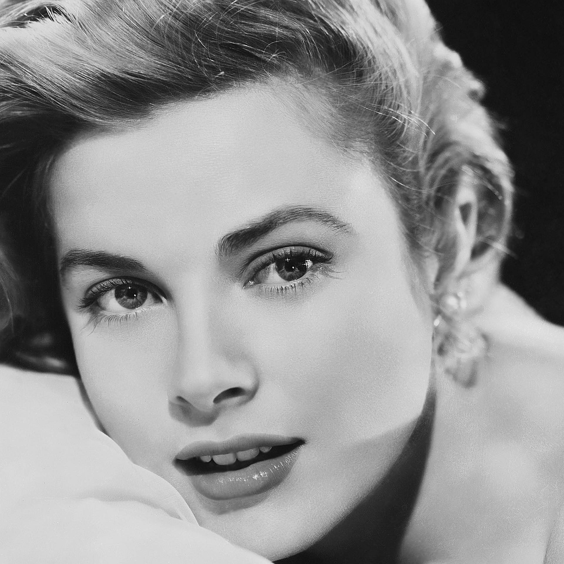 Caption: Grace Kelly In Classic Elegance Background