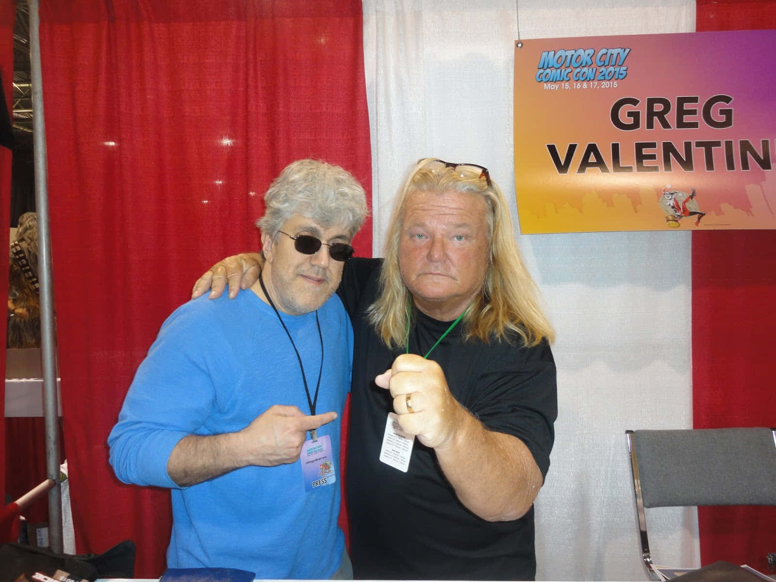 Caption: Greg Valentine Engaging Fans At Fanfest Background