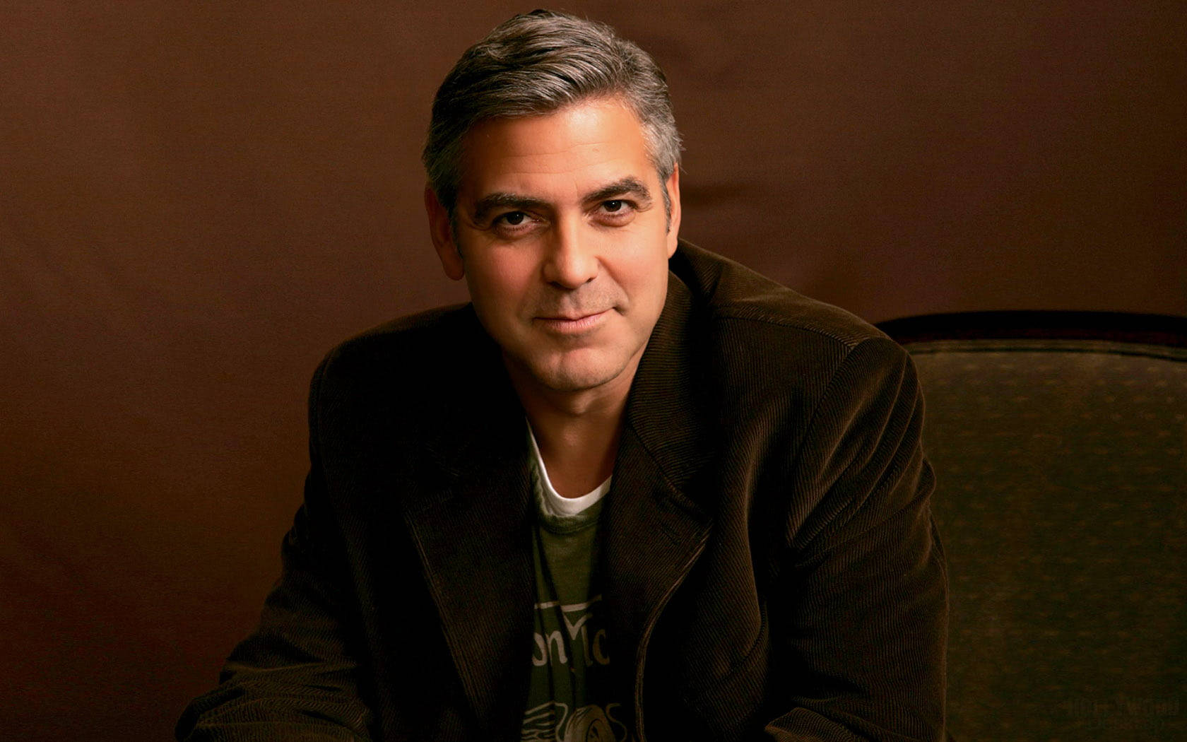 Caption: Hollywood Actor George Clooney Posing In A Casual Suit