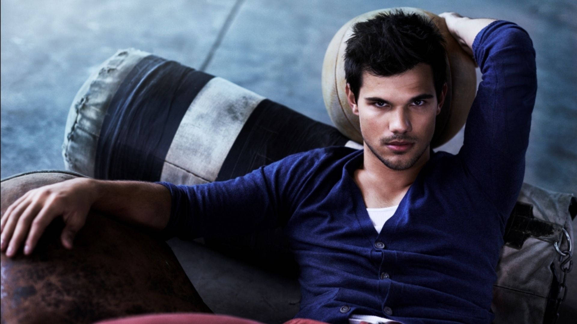 Caption: Hollywood Star - Taylor Lautner In A Stylish Attire Background