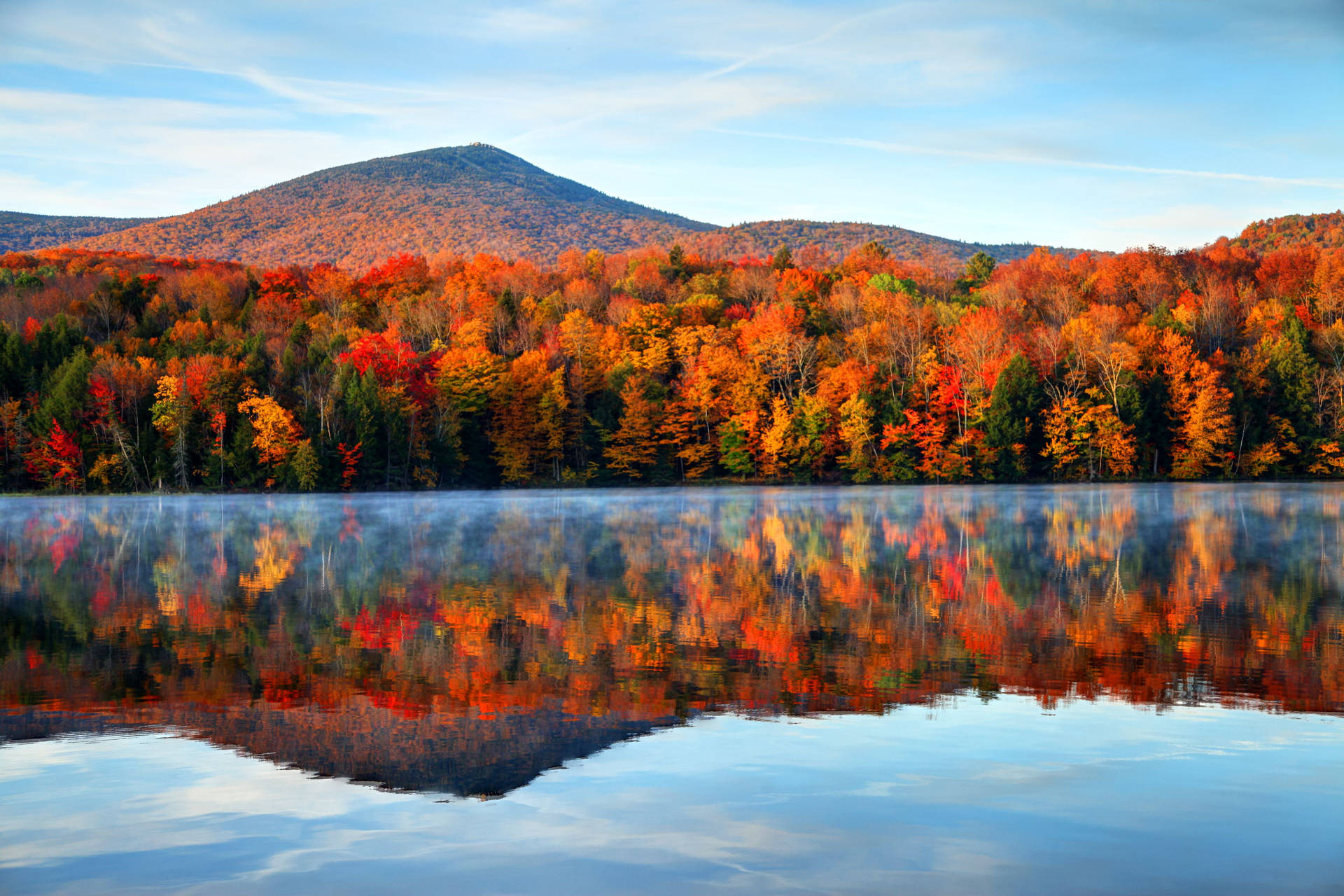 Caption: Idyllic Autumn Scene In Vermont Background