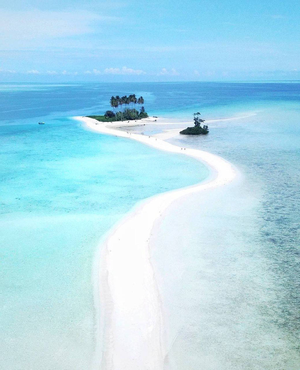 Caption: Idyllic White Sand Beach In Madadascar Background