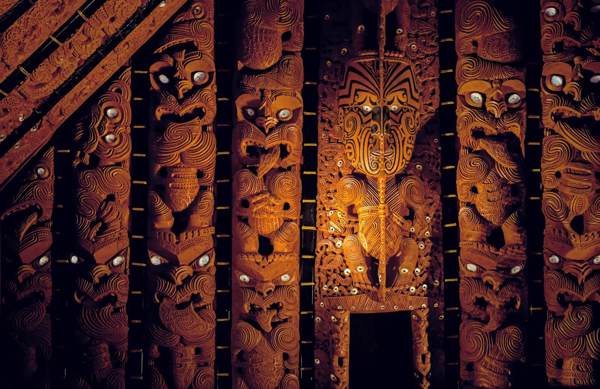 Caption: Intricate Maori Carvings In New Zealand Background