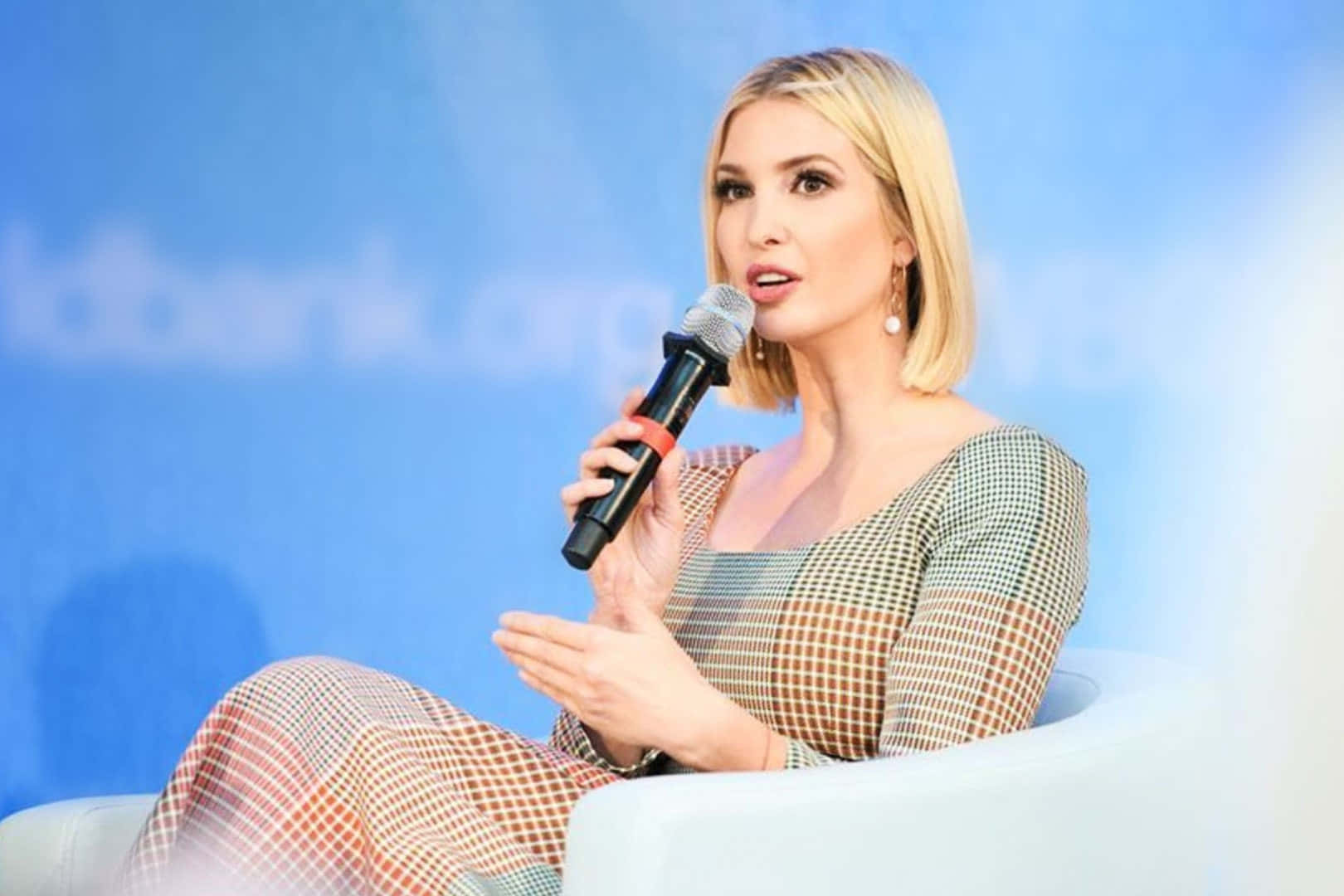 Caption: Ivana Trump Flaunting Her Short Hair Look Background
