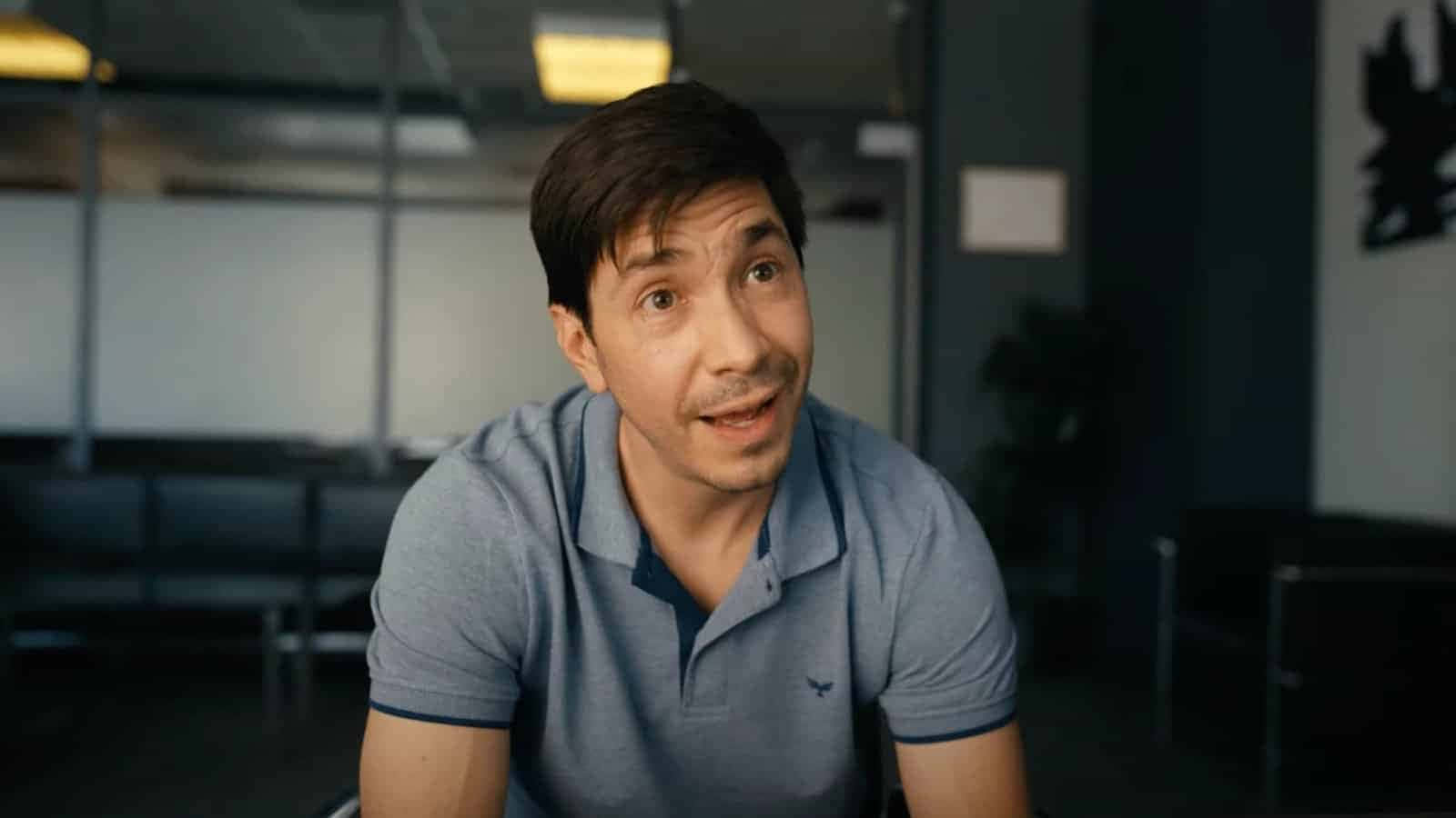 Caption: Justin Long Smiling And Posing For A Photoshoot