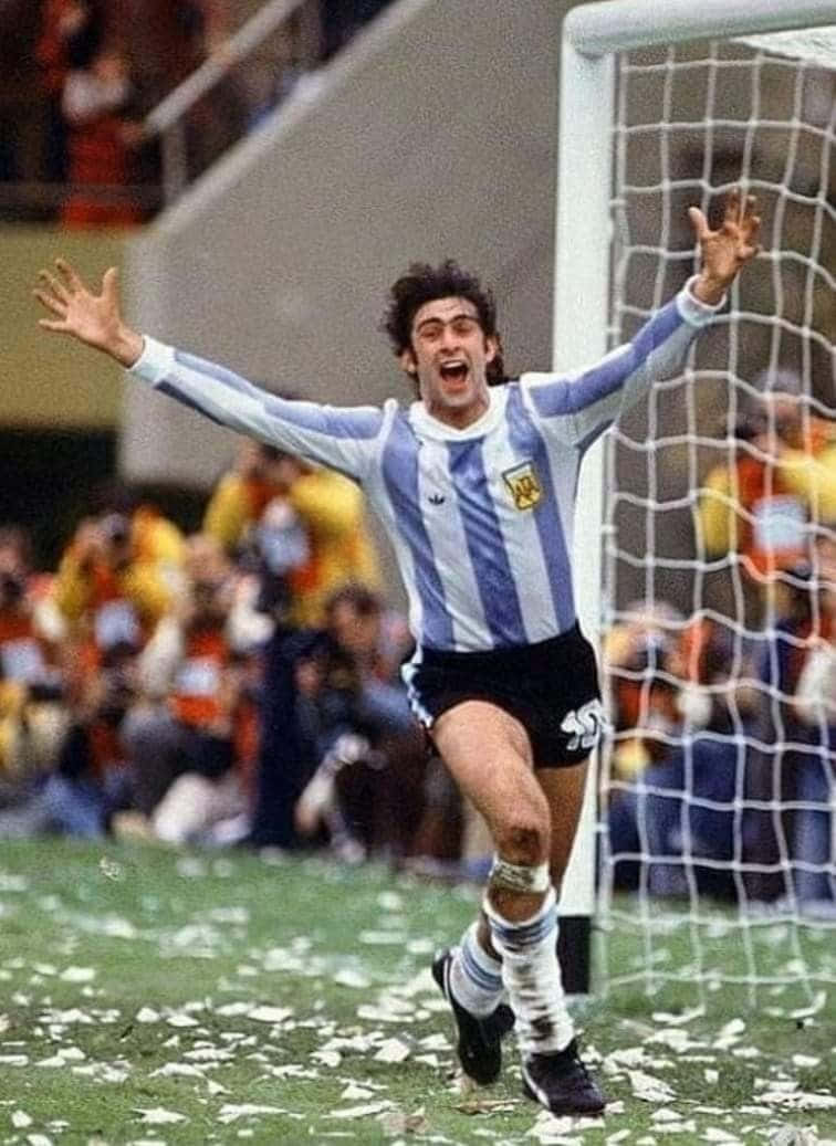 Caption: Legendary Argentine Soccer Player, Mario Kempes, In Action On The Field.