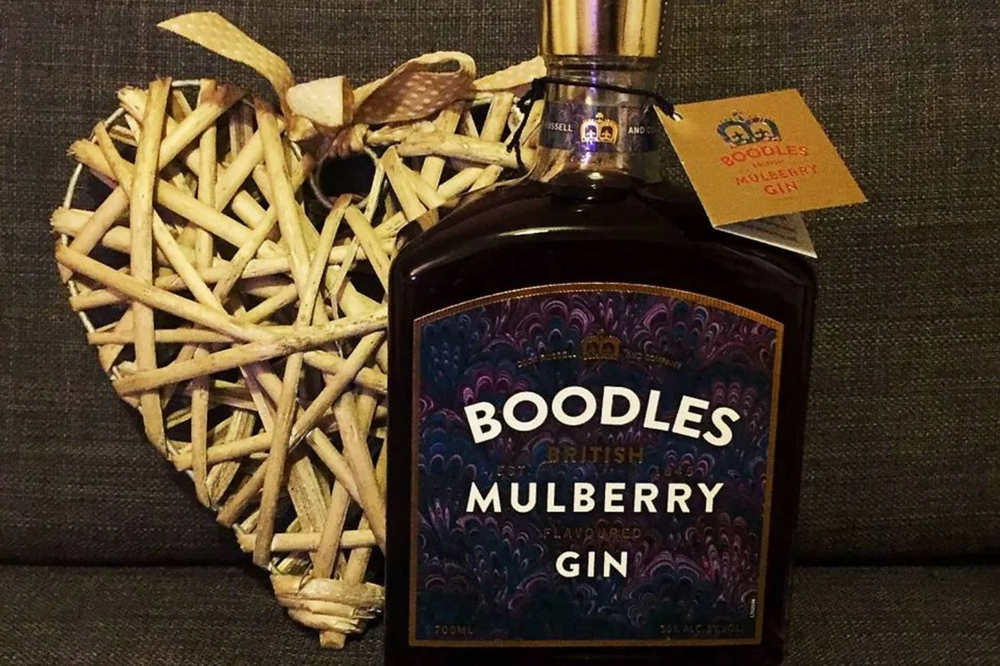 Caption: Luxurious Boodles Mulberry Gin Background