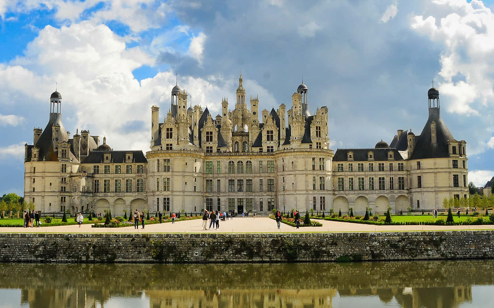 Caption: Majestic Chateau De Chambord At Noontime Background