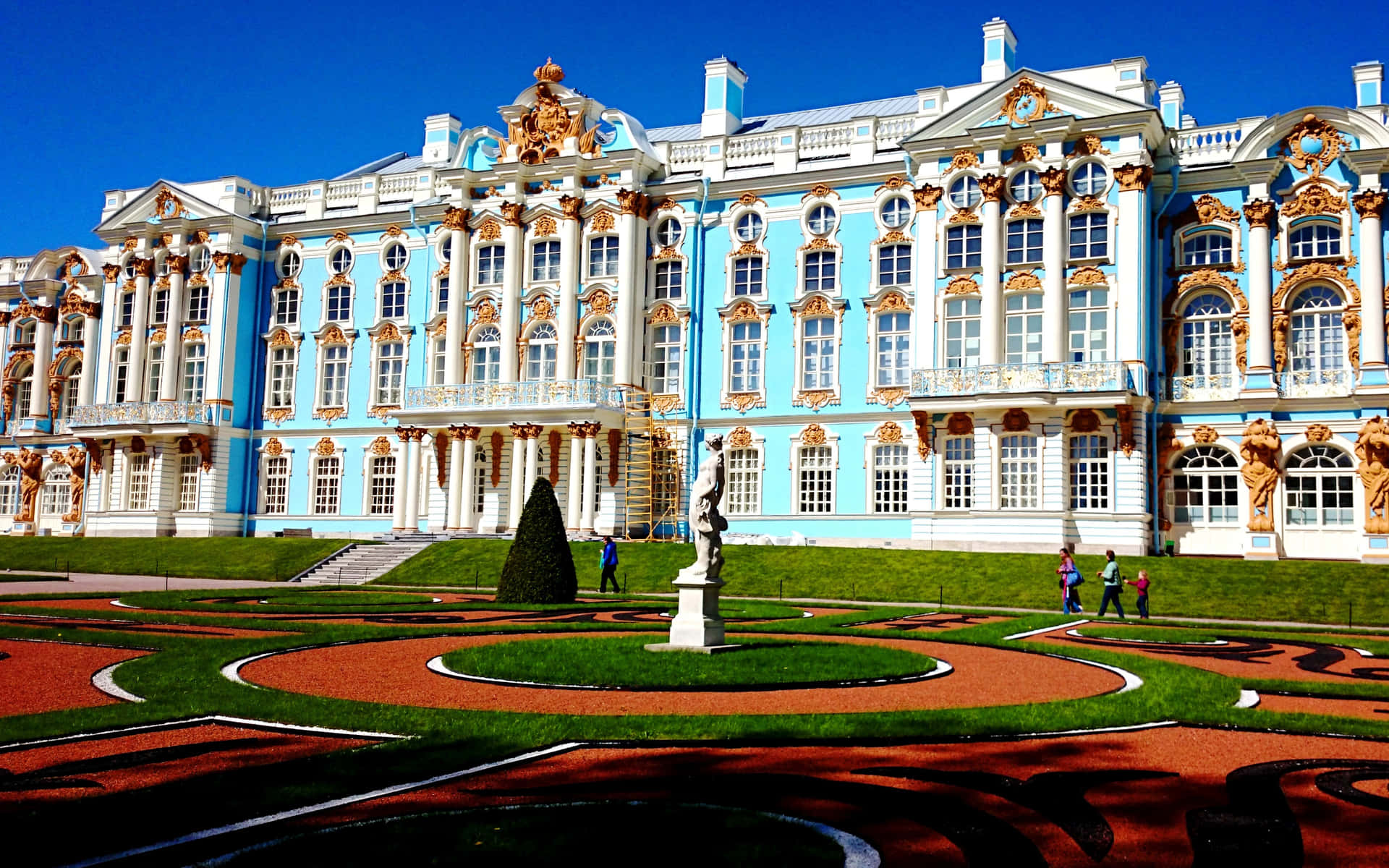 Caption: Majestic Garden Statue At Catherine Palace