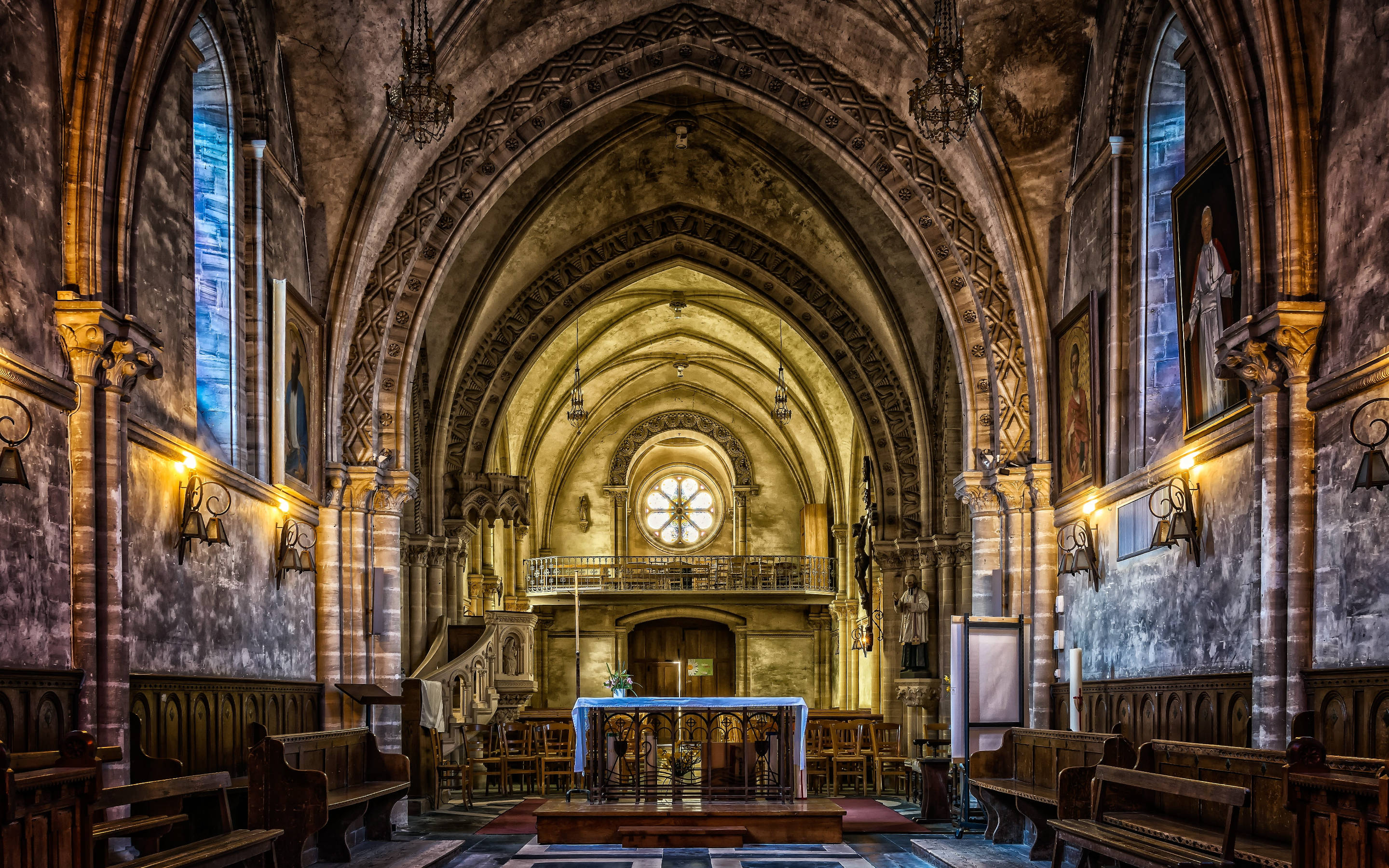 Caption: Majestic Interior Of A Traditional Catholic Church In England Background