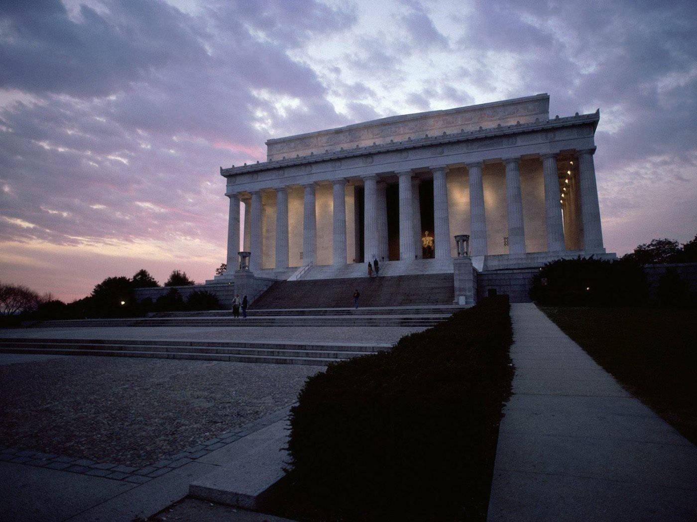 Caption: Majestic Lincoln Memorial, Washington Dc Background