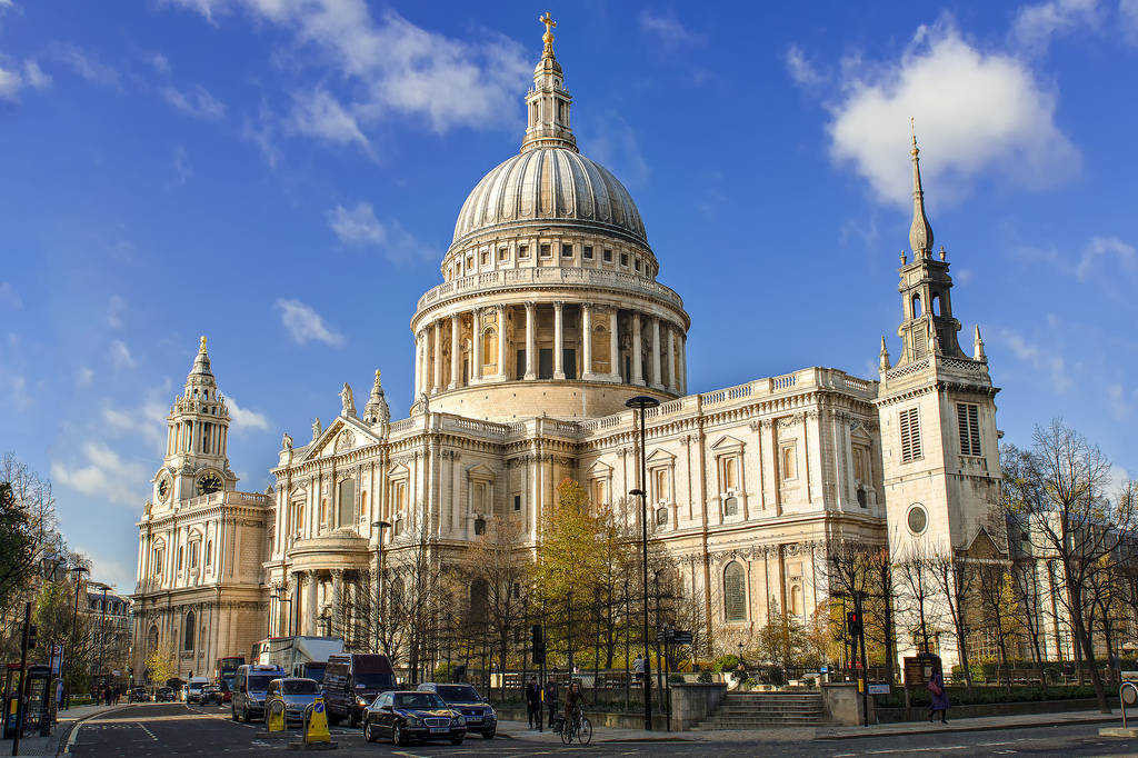 Caption: Majestic St. Paul's Cathedral In Broad Daylight Background