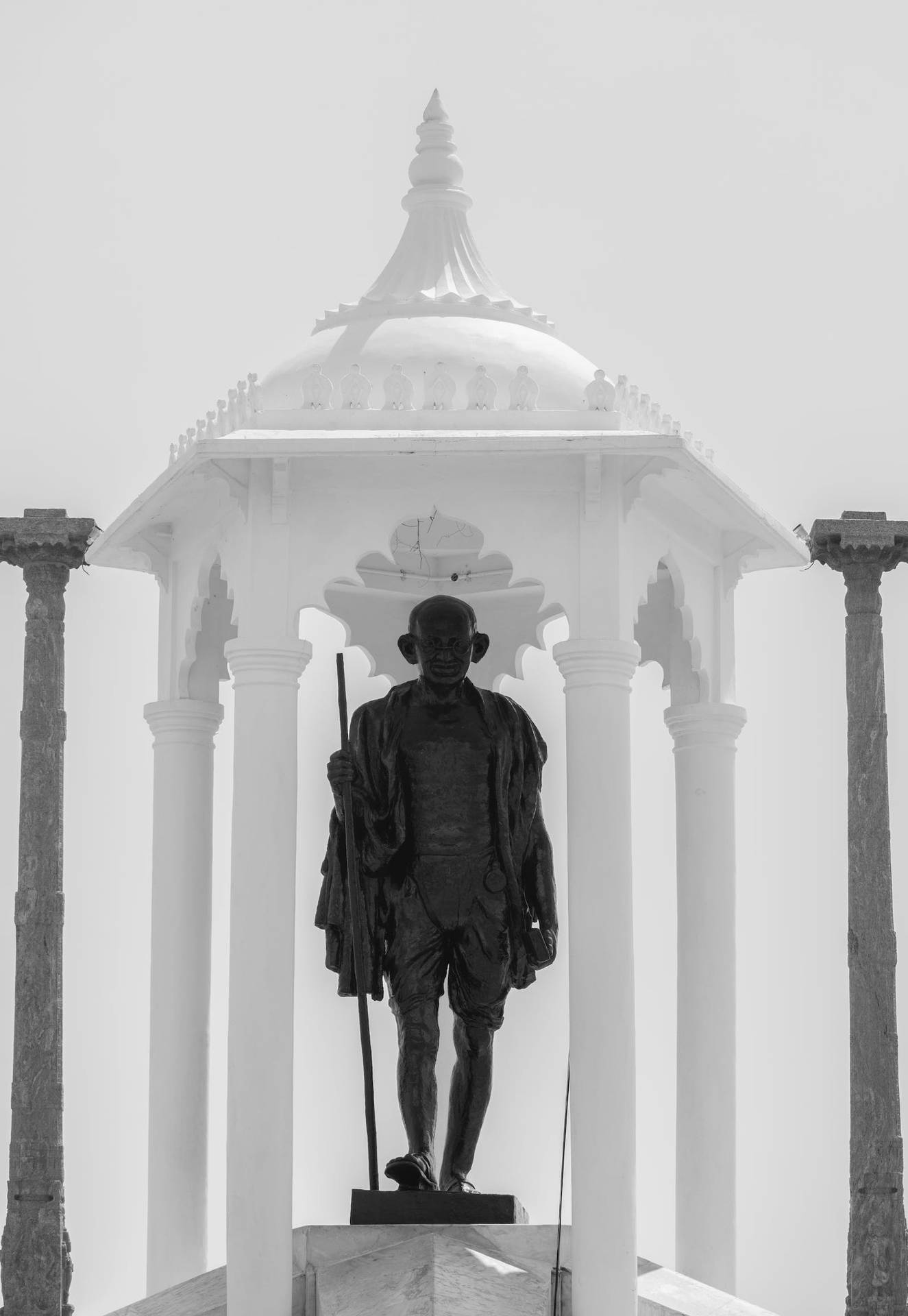 Caption: Majestic Statue Of Mahatma Gandhi Background