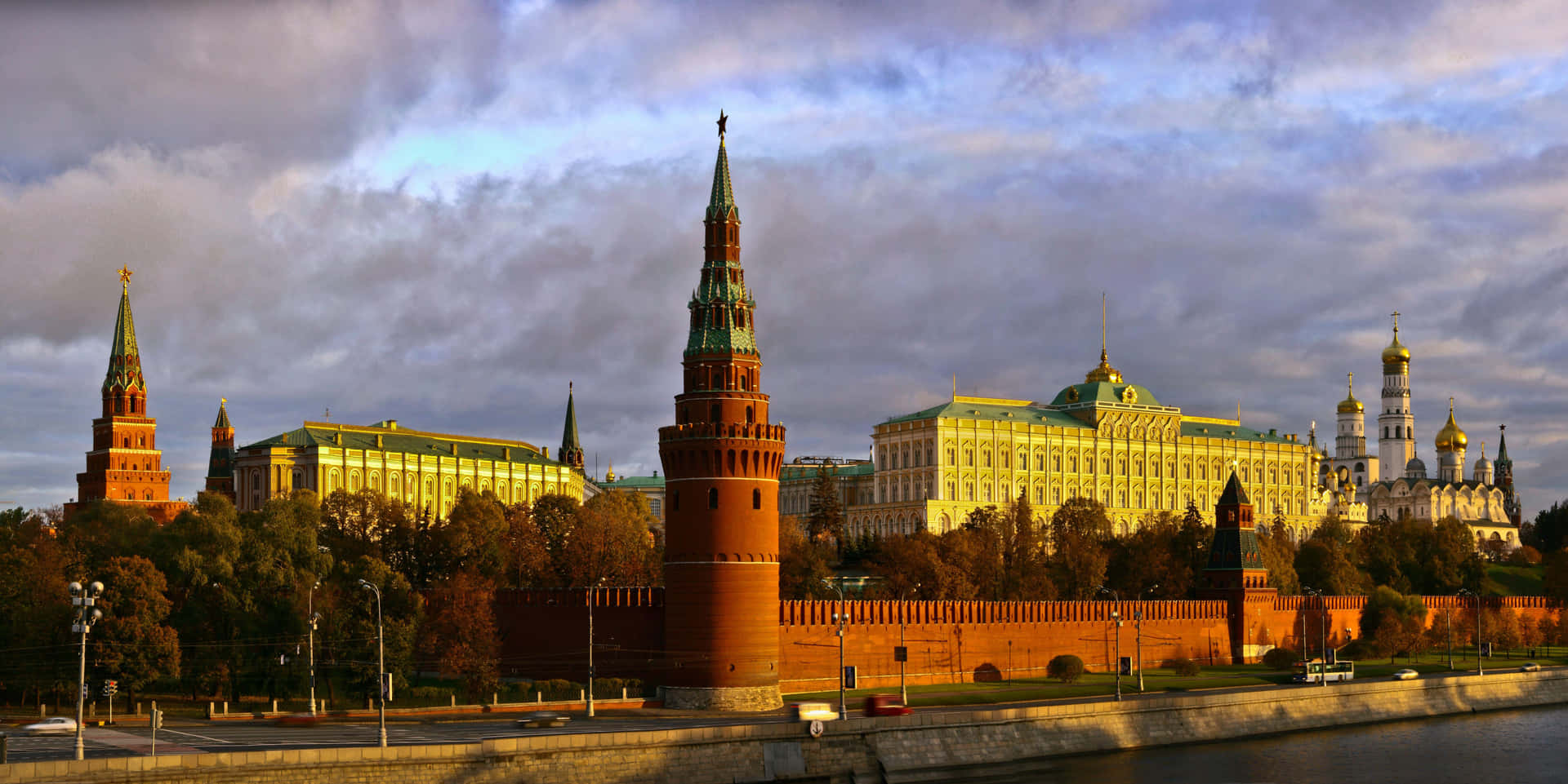 Caption: Majestic Sunset Over The Kremlin Grand Palace