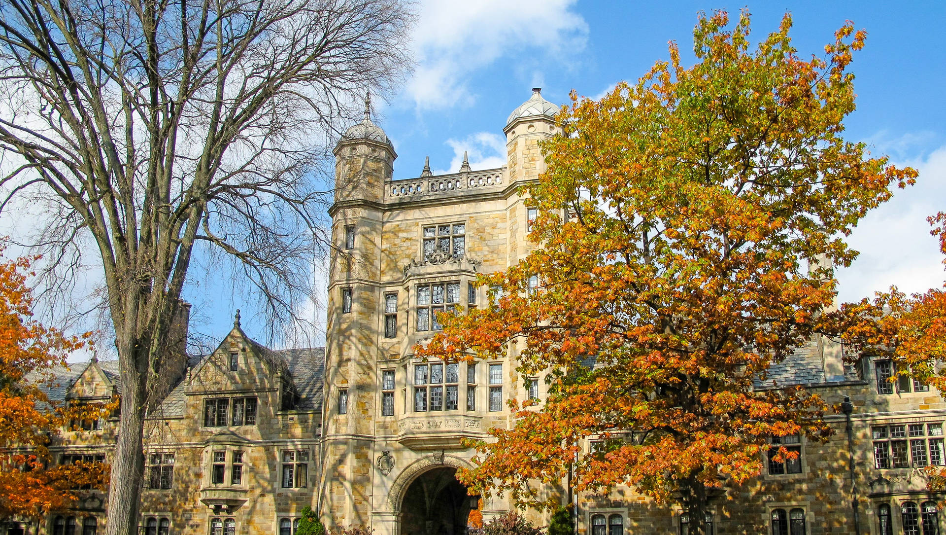 Caption: Majestic University Of Michigan-ann Arbor Law School Building Background