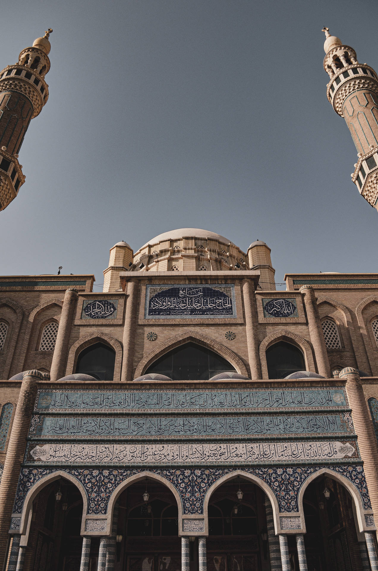 Caption: Majestic View Of Jalil Khayat Mosque, Erbil, Iraq Background