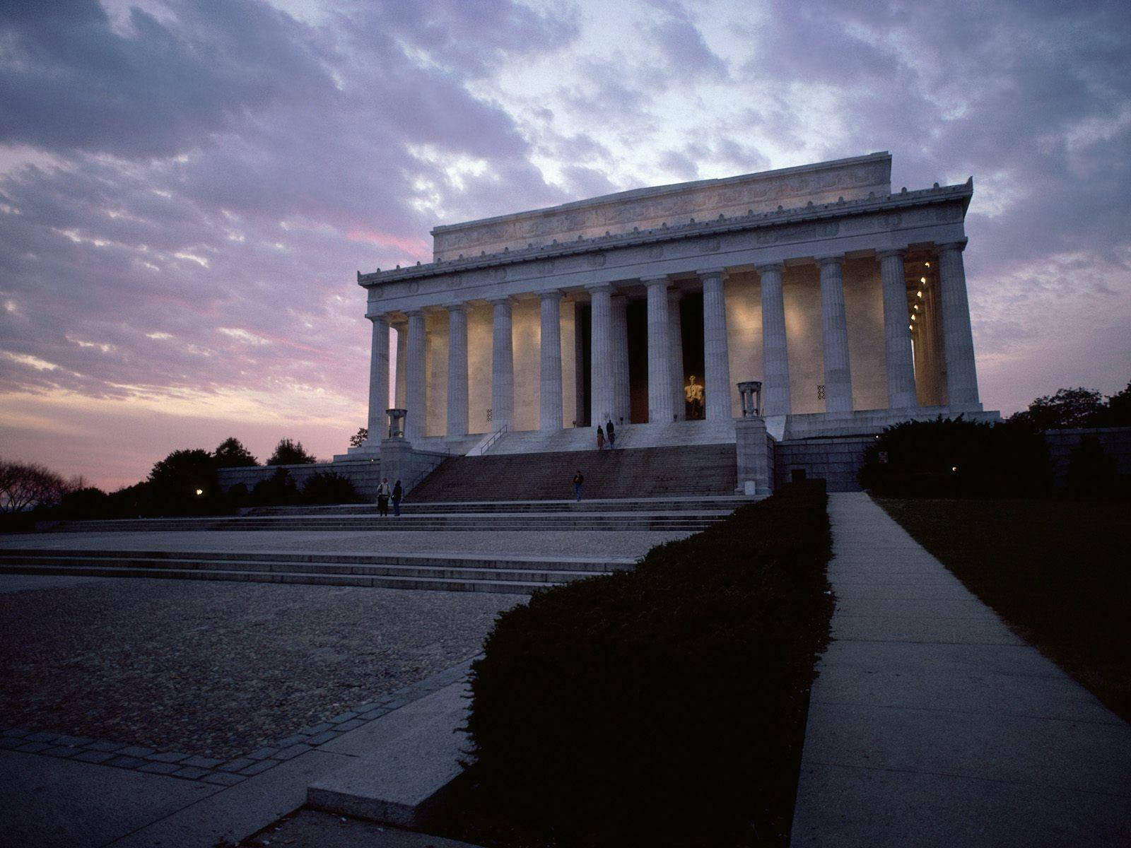 Caption: Majestic View Of Lincoln Monument Under Cloudy Sky