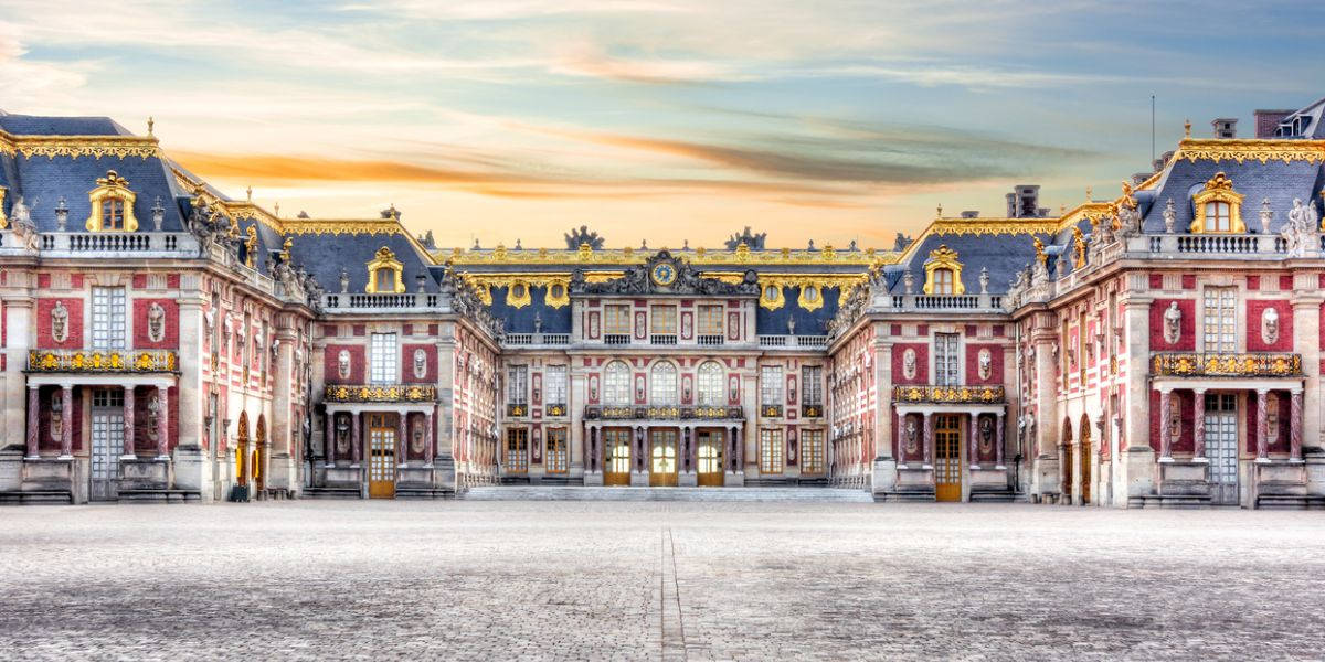Caption: Majestic View Of Palace Of Versailles' Courtyard Background