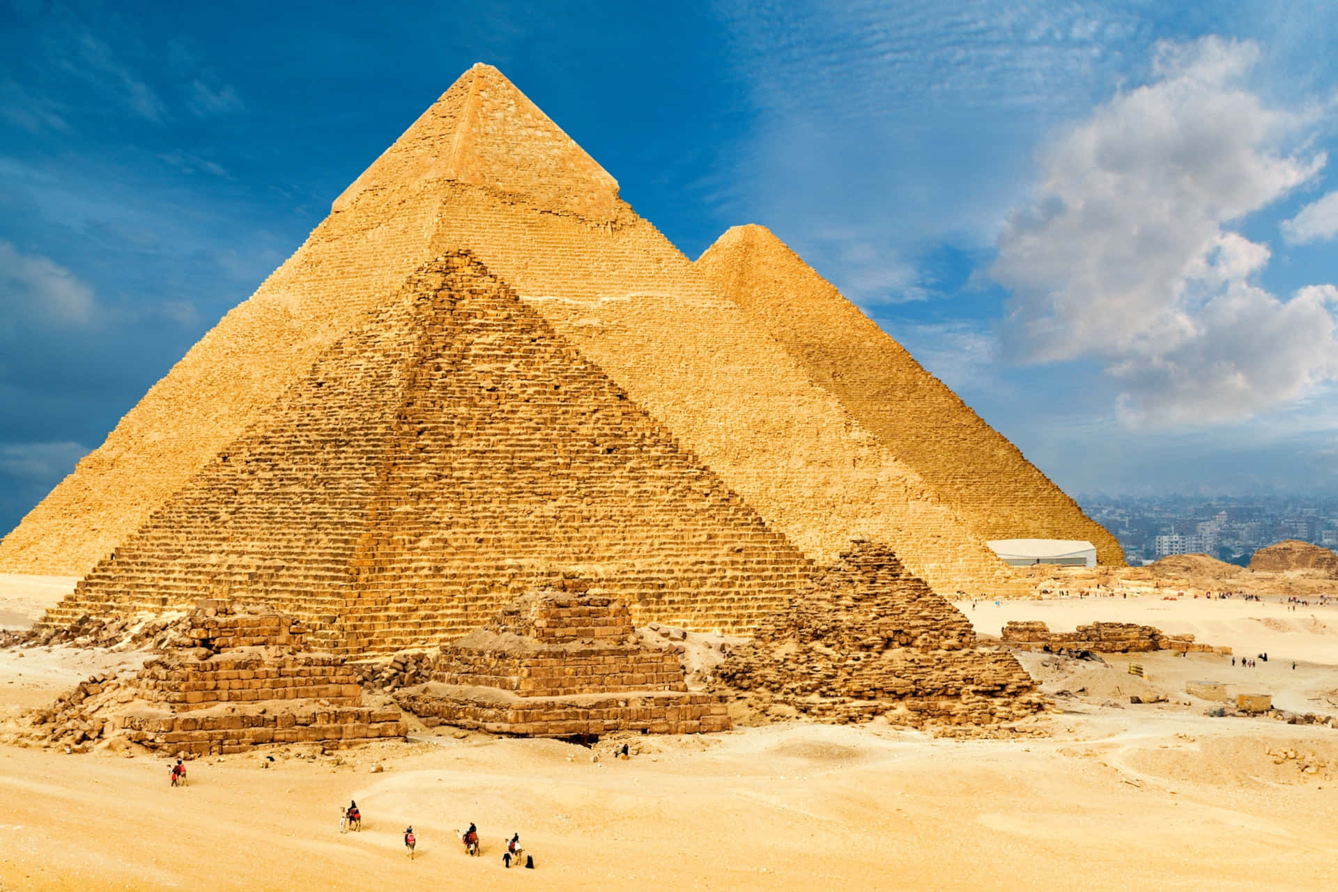Caption: Majestic View Of The Ancient Pyramids Of Giza Background