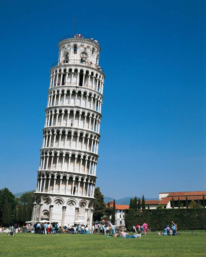 Caption: Majestic View Of The Leaning Tower Of Pisa Background