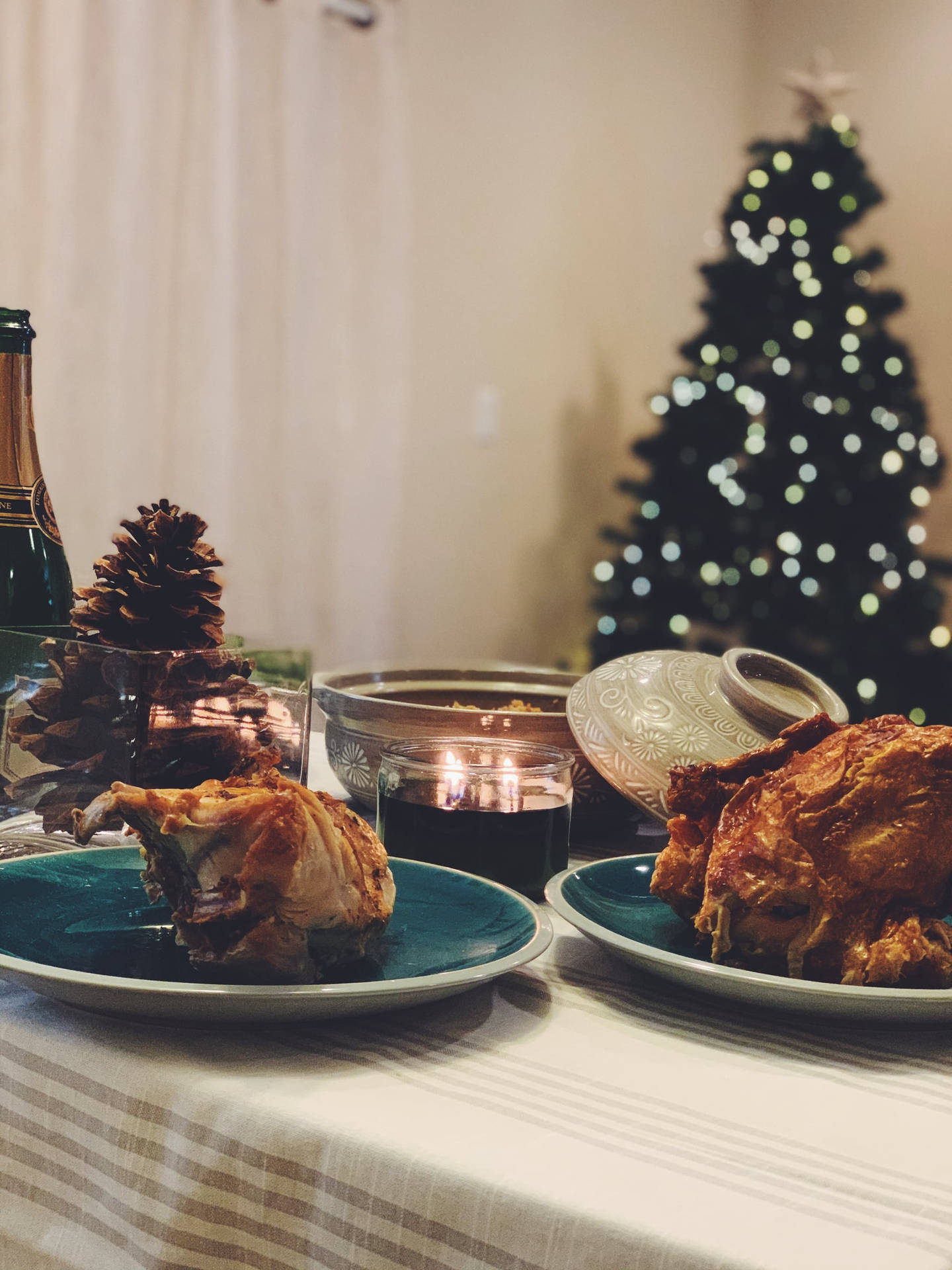 Caption: Mouth-watering Thanksgiving Dinner With Chicken And Turkey Dish Background