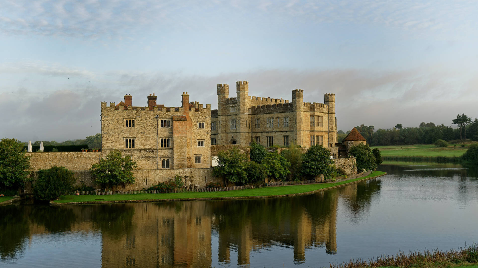 Caption: Picturesque View Of Leeds Castle In Kent, England Background