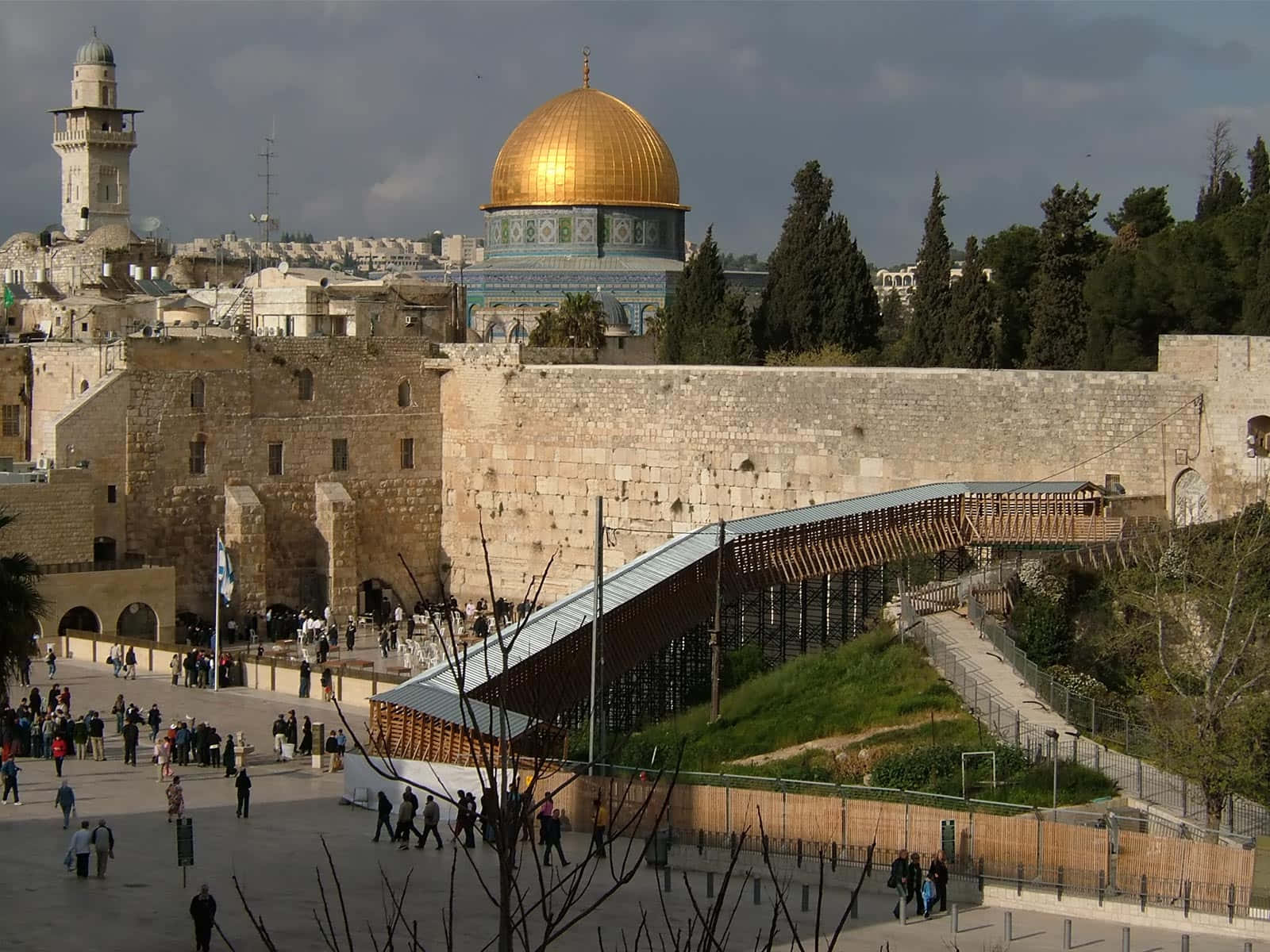 Caption: Pope Francis Visiting The Wailing Wall In The Middle East Background
