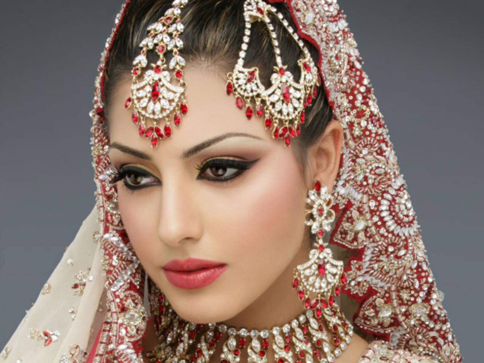 Caption: Radiant Bride In Elegance Background
