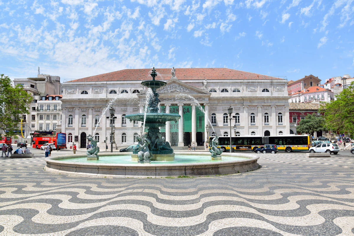 Caption: Refreshment Against The Blue - The Fountain Of Lisbon Background