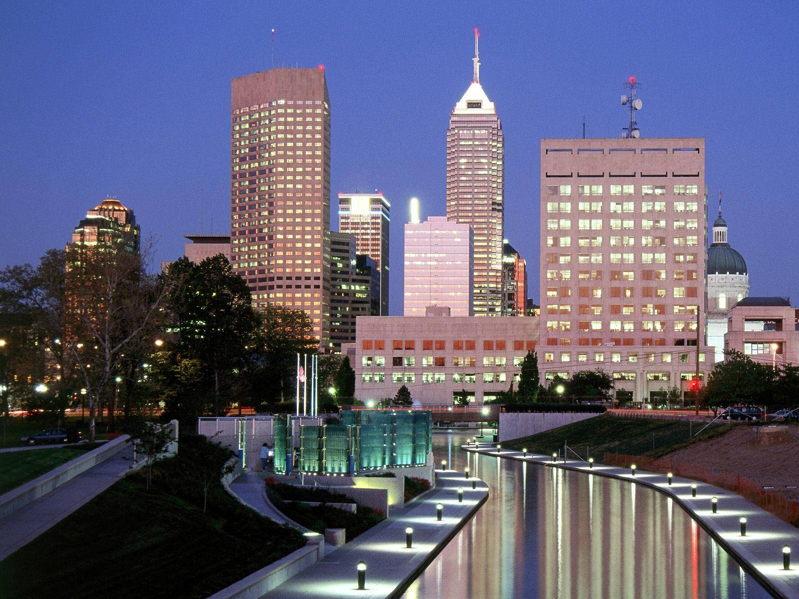 Caption: Scenic View Of The Indianapolis Canal Walk, Indiana Background