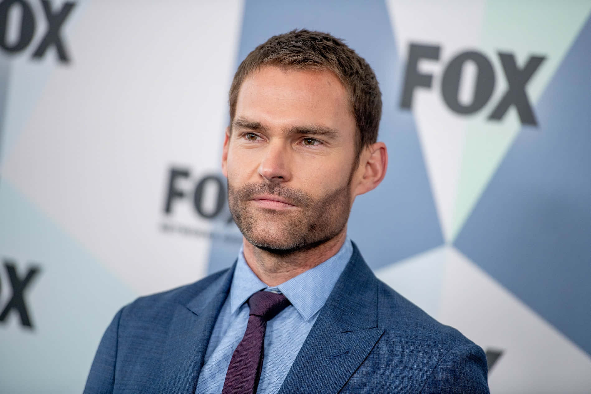 Caption: Seann William Scott Posing For A Photo Background